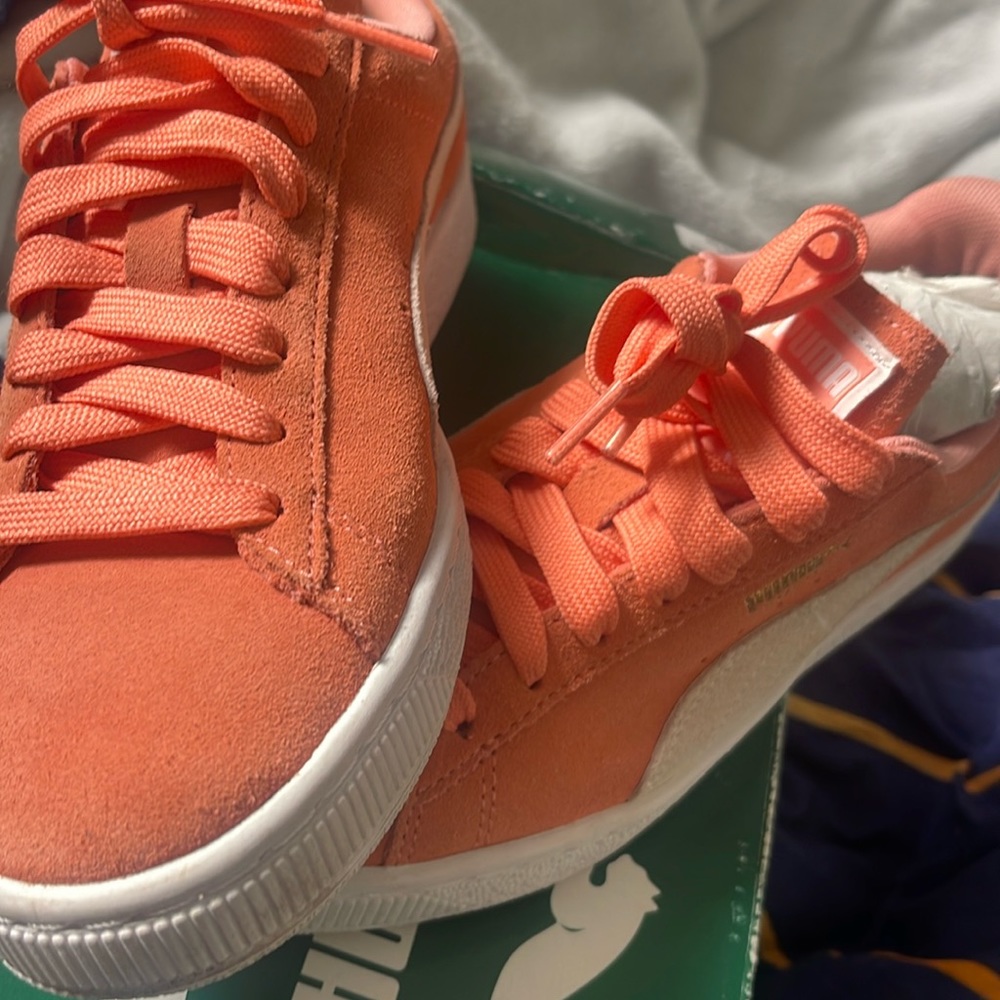 Lightly worn Pumas in color Peach